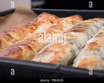 Torte mit Käse und Spinat Backblech Stockfoto