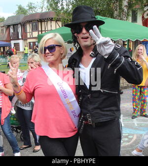 Warrington, Großbritannien Kerry Katona verbringt Tag in Gullivers Welt mit ihrer Familie credit Ian Fairbrother/Alamy Stockfotos Stockfoto