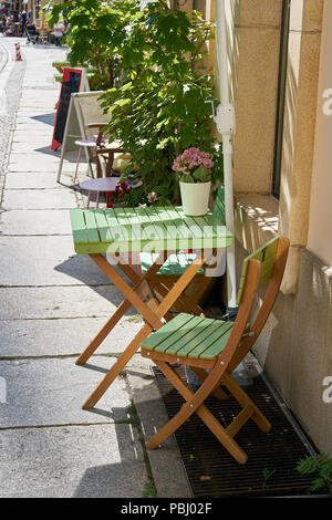 Stühle vor einem Street Cafe im Nikolaiviertel in Berlin Stockfoto
