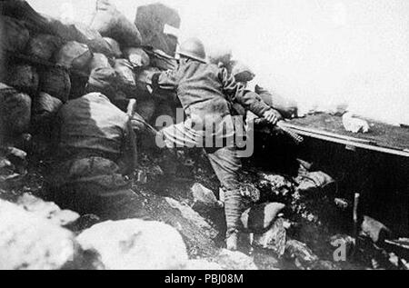 1789 Underwood&amp; Underwood, © 1917 - Italienische Soldaten werfen Granate Stockfoto