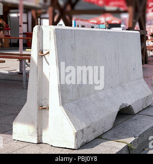 Konkrete Sperre für die Terrorismusbekämpfung auf dem Breitscheidplatz in der Innenstadt von Berlin. Stockfoto