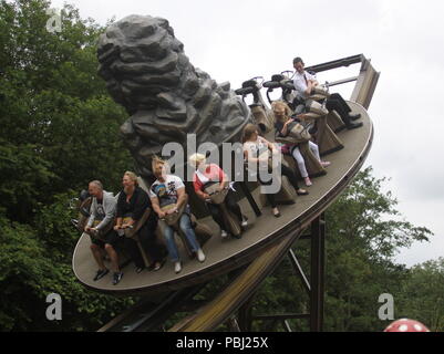 Warrington, Großbritannien Kerry Katona verbringt Tag in Gullivers Welt mit ihrer Familie credit Ian Fairbrother/Alamy Stockfotos Stockfoto