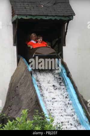 Warrington, Großbritannien Kerry Katona verbringt Tag in Gullivers Welt mit ihrer Familie credit Ian Fairbrother/Alamy Stockfotos Stockfoto