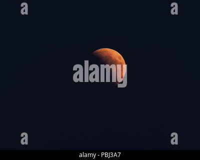 Blut Mond während längste Mondfinsternis von XXI Jahrhundert am schwarzen Himmel aus Polen in der warmen Sommernacht 2018 am Freitag, 27. Juli. Stockfoto