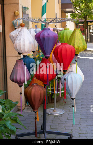 Vor einer Lampe Shop im Nikolaiviertel in Berlin Stockfoto