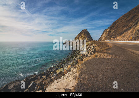 Felsenküste der Point Mugu Rock entlang Pacific Coast Highway, Point Mugu, Kalifornien Stockfoto