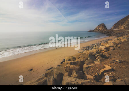 Felsenküste der Point Mugu Rock entlang Pacific Coast Highway, Point Mugu, Kalifornien Stockfoto