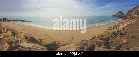 Panoramablick auf die Küste Blick auf den Sandstrand und die Point Mugu Rock entlang Pacific Coast Highway, Point Mugu, Kalifornien Stockfoto