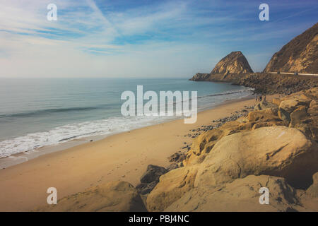 Felsenküste der Point Mugu Rock entlang Pacific Coast Highway, Point Mugu, Kalifornien Stockfoto