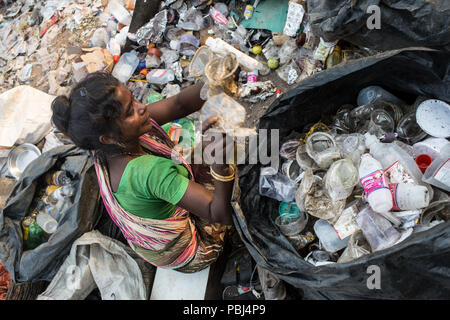 Frau recycling Plastikflaschen in der Kolkata Deponie als Abfall Berg, Kolkata, West Bengal, Indien Stockfoto