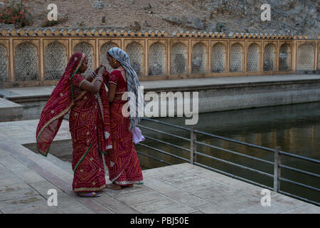 Zwei pilgrins bei Monkey Tempel (Galta Ji), Jaipur, Rajasthan, Indien, Asien Stockfoto