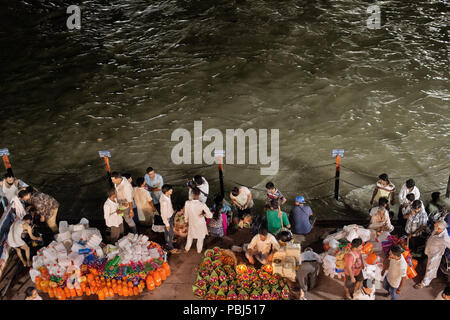 Hindus Pilgern auf dem Ganges Ufer in der Nacht, Haridwar, Indien, Asien Stockfoto