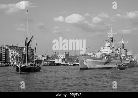 Die Sailing Barge, Wasserstoff, HMS Belfast, Tower of London und die Tower Bridge, die Themse in London. Stockfoto