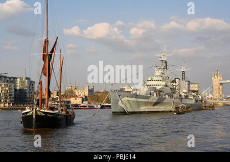 Die Sailing Barge, Wasserstoff, HMS Belfast, Tower of London und die Tower Bridge, die Themse in London. Stockfoto