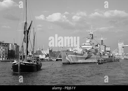 Die Sailing Barge, Wasserstoff, HMS Belfast, Tower of London und die Tower Bridge, die Themse in London. Stockfoto