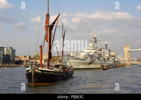 Die Sailing Barge, Wasserstoff, HMS Belfast, Tower of London und die Tower Bridge, die Themse in London. Stockfoto