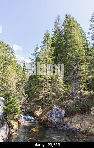 Schönen kleinen Fluss in der Nähe oeschinensee bei Kandersteg Schweiz Stockfoto