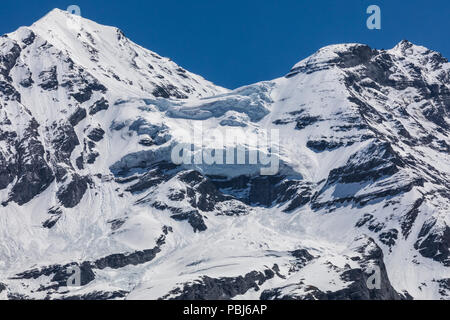 Panorama der Alpen auf einem Wanderweg in der Nähe von Kandersteg Schweiz Stockfoto