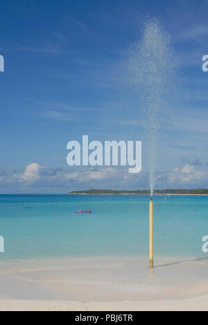 Wasserstrahl am Strand, Half Moon Cay, Bahamas Stockfoto