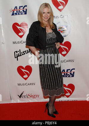 Emily Procter (CSI Miami) bei der Ankunft im 2007 Musicares Person des Jahres Don Henley an der L.A. Convention Center in Los Angeles. in voller Länge Augenkontakt vertikaler Streifen dressProcterEmily CSI Miami 017 Red Carpet Event, Vertikal, USA, Filmindustrie, Prominente, Fotografie, Bestof, Kunst, Kultur und Unterhaltung, Topix Prominente Fashion/Vertikal, Besten, Event in Hollywood Leben - Kalifornien, Roter Teppich und backstage, USA, Film, Stars, Film Stars, TV Stars, Musik, Promis, Fotografie, Bestof, Kunst, Kultur und Unterhaltung, Topix, vertikal, ein Stockfoto