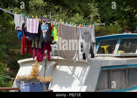 Wäsche aufhängen auf Cabin Cruiser zu trocknen, Medway, Kent, England Stockfoto