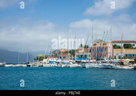 Die Stadt und der Hafen von Fiskardo, Insel Kefalonia (Kefalonia), Griechenland Stockfoto