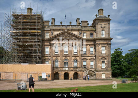 Duff House, die sich größeren Reparaturen und Wartung. Gerüste und Baustelle Bereichen in voller Anzeige an die fron Elevation. Stockfoto