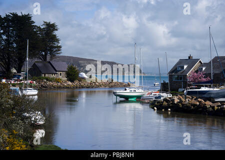 Boote vor der Küste von Nordwales in Abersoch, Gwynedd, auf der Llyn Halbinsel. Stockfoto