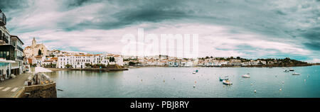 Cadaques, Provinz Girona, Katalonien, Spanien. Panoramablick Stadtbild. Blick vom Meer. Stockfoto