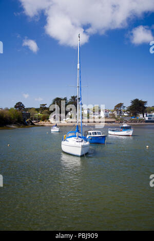 Boote vor der Küste von Nordwales in Abersoch, Gwynedd, auf der Llyn Halbinsel. Stockfoto