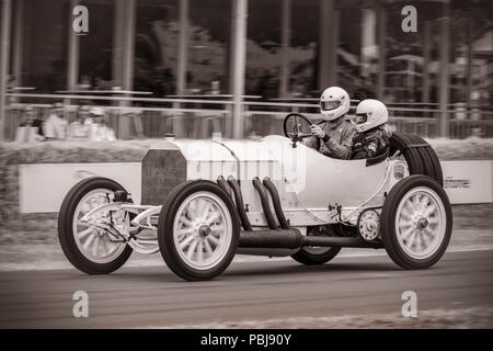 1908 Mercedes Grand Prix mit Fahrer Ben Collings am Goodwood Festival 2018 von Geschwindigkeit, Sussex, UK. Stockfoto