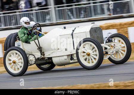 1908 Mercedes Grand Prix mit Fahrer Ben Collings am Goodwood Festival 2018 von Geschwindigkeit, Sussex, UK. Stockfoto