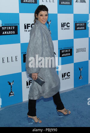 Marisa Tomei Ankunft am 22. Der Film Independent Spirit Awards in Santa Monica Beach in Los Angeles. in voller Länge lächeln Blickkontakt über die shoulderTomeiMarisa 122 Red Carpet Event, Vertikal, USA, Filmindustrie, Prominente, Fotografie, Bestof, Kunst, Kultur und Unterhaltung, Topix Prominente Fashion/Vertikal, Besten, Event in Hollywood Leben - Kalifornien, Roter Teppich und backstage, USA, Film, Stars, Film Stars, TV Stars, Musik, Promis, Fotografie, Bestof, Kunst, Kultur und Unterhaltung, Topix, vertikal, eine Person aus dem Jahr 2007, Anfrage ts Stockfoto