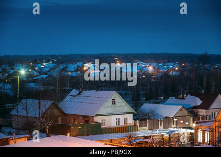 Weißrussischen Dorf in Osteuropa im Winter in der Dämmerung. Belarussische Landschaft in der Nacht. Stockfoto