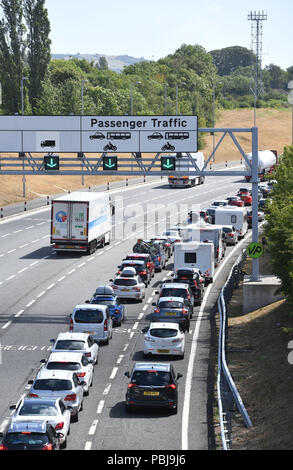 Verkehr einreihen auf dem M20 nähert sich dem Eurotunnel Terminal in Folkestone, Kent, als Passagiere reisen in Frankreich mit dem Kreuz-Betreiber haben gewarnt worden, sie gegenüberstellen könnte, wartet bis fünf Stunden. Stockfoto