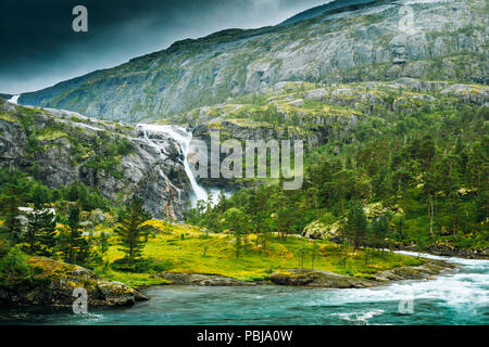 South Fjord, Norwegen. Riesige Wasserfall im Tal der Wasserfälle. Husedalen Wasserfälle wurden eine Reihe von vier gigantischen Wasserfälle im Süden Fjord. Stockfoto