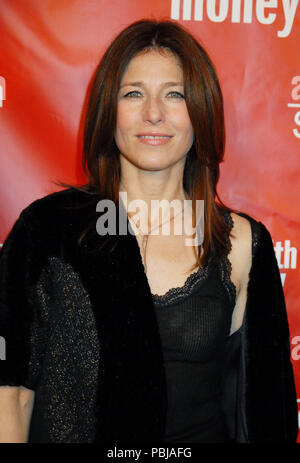 Catherine Keener Ankunft auf dem Freunde mit Geld Premiere auf der Egyptian Theatre in Los Angeles, 27. März 2006. KeenerCatherine 022 Red Carpet Event, Vertikal, USA, Filmindustrie, Prominente, Fotografie, Bestof, Kunst, Kultur und Unterhaltung, Topix Prominente Fashion/Vertikal, Besten, Event in Hollywood Leben - Kalifornien, Roter Teppich und backstage, USA, Film, Stars, Film Stars, TV Stars, Musik, Promis, Fotografie, Bestof, Kunst, Kultur und Unterhaltung, Topix, headshot, vertikal, eine Person aus dem Jahr 2006, Anfrage tsuni@Gamma-USA.com Stockfoto