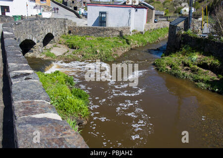 Die Brücke über den Fluss Cyllyfelin, wo der Fluss verbindet Daron, in Aberdaron, Gwynedd, Wales. Stockfoto