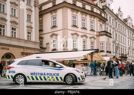 Prag, Tschechische Republik - 24. September 2017: Polizei Hyundai Auto geparkt in kleinen Platz. Polizisten Suchen nach Bestellung und gewährleisten die Sicherheit der Bürger. Stockfoto