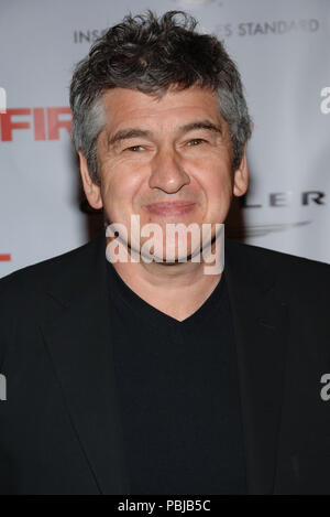 Der Regisseur Richard Loncraine Ankommen an der Firewall Premiere auf der Chinese Theatre in Los Angeles. 2. Februar 2006. LoncraineRichard director Red Carpet Event, Vertikal, USA, Filmindustrie, Prominente, Fotografie, Bestof, Kunst, Kultur und Unterhaltung, Topix Prominente Fashion/Vertikal, Besten, Event in Hollywood Leben - Kalifornien, Roter Teppich und backstage, USA, Film, Stars, Film Stars, TV Stars, Musik, Promis, Fotografie, Bestof, Kunst, Kultur und Unterhaltung, Topix, headshot, vertikal, eine Person aus dem Jahr 2006, Anfrage tsuni @ Gamma-U Stockfoto