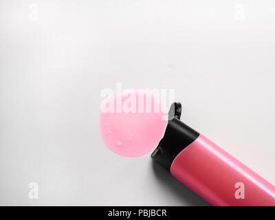 Shampoo Flach Rosa Flasche Shampoo liegt auf einem weißen Hintergrund Poster Vorlage mit Kopie Raum Stockfoto