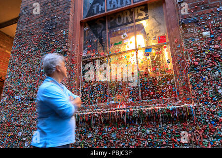 Seattle, Washington - 30. Juni 2018: Das Market Theatre Kaugummi Wand in der Innenstadt von Seattle. Es ist ein Wahrzeichen in der Innenstadt von Seattle, in der Gasse unter Stockfoto