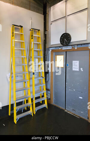 Zwei gelbe Gerüste an der Wand aufliegt. Stockfoto