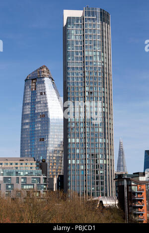 South Bank Tower (ehemals als King's Reach Turm & IPC Gebäude bekannt) mit einem Blackfriars und das OXO Tower, oberen Boden, Southbank, London, UK. Stockfoto