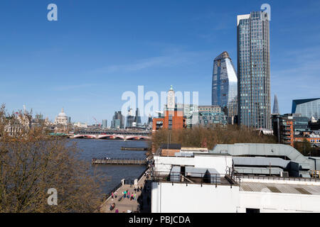 South Bank Tower (ehemals als King's Reach Turm & IPC Gebäude bekannt) mit einem Blackfriars und das OXO Tower, oberen Boden, Southbank, London, UK. Stockfoto