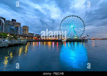 Seattle, Washington - 30. Juni 2018: Seattle Skyline, Wasser und große Rad Stockfoto