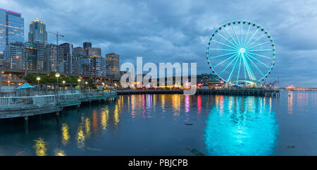 Seattle, Washington - 30. Juni 2018: Seattle Skyline, Wasser und große Rad Stockfoto