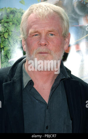 Nick Nolte bei der Ankunft im ÜBER DIE HECKE Premiere an der Westwood Theatre in Los Angeles. 30. April 2006. NolteNick 046 Red Carpet Event, Vertikal, USA, Filmindustrie, Prominente, Fotografie, Bestof, Kunst, Kultur und Unterhaltung, Topix Prominente Fashion/Vertikal, Besten, Event in Hollywood Leben - Kalifornien, Roter Teppich und backstage, USA, Film, Stars, Film Stars, TV Stars, Musik, Promis, Fotografie, Bestof, Kunst, Kultur und Unterhaltung, Topix, headshot, vertikal, eine Person aus dem Jahr 2006, Anfrage tsuni@Gamma-USA.com Stockfoto