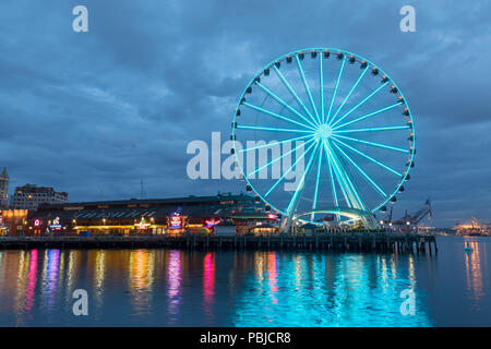 Seattle, Washington - 30. Juni 2018: Seattle Skyline, Wasser und große Rad Stockfoto