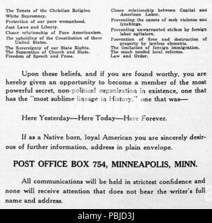 . Englisch: Werbung in der Freimaurer Beobachter mid-1922. Ad diese Anmerkung: "Das oben genannte ist eine bezahlte Anzeige, von der Freimaurerischen Beobachter zu den gleichen Bedingungen akzeptiert, wie alle anderen Anforderungen an die Werbung. Der Ku Klux Klan wird auch nicht durch die Maurer von Minnesota oder die Freimaurer Beobachter gebilligt, so ist es auch nicht verurteilt. Betrachten wir unsere Leserinnen und Leser von höher als durchschnittliche Intelligenz, befähigt, für sich selbst die Verdienste oder Mangel des Verdienstes, der Organisation, die diese Werbung zu beurteilen. - Ed.'. 1922 (Mitte) 864 KKKMasonicObserver1922-2 Stockfoto